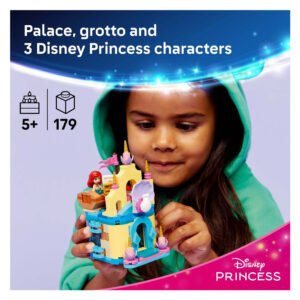 Meisje houdt LEGO Disney Ariel Magical Mini Palace bouwset vast