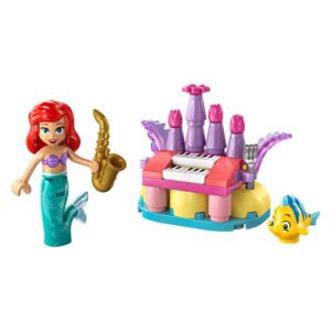 Close-up LEGO Ariel met saxofoon naast kleurrijke muziekpiano speelset