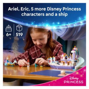 kind speelt met LEGO Disney Ariëls Koninklijke Trouwboot speelset