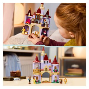Kind speelt met LEGO Disney kasteel en houdt gebouwde toren vast