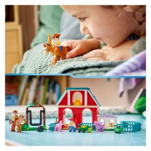 Kind speelt met LEGO Disney Blaze's Paardenranch speelset