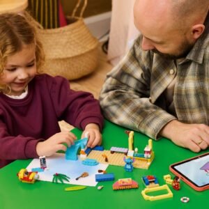 Kind en vader bouwen samen LEGO Disney strandset met Stitch