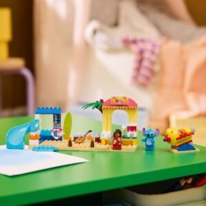 Kind speelt met LEGO Disney strandset met Stitch en surfscene