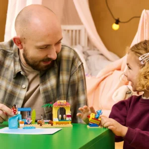 Vader en dochter spelen met LEGO Disney Lilo & Stitch strandset