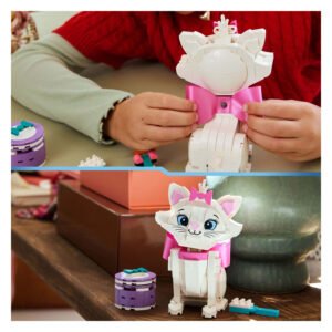 Kind bouwt LEGO Disney Marie kat figuur met roze strik