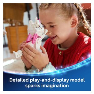 Meisje knuffelt LEGO Marie kat uit The Aristocats set