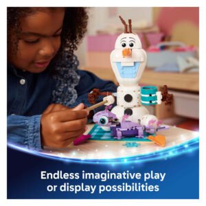 Kind speelt met LEGO Disney Olaf Picknickplezier bouwset en Bruni draak