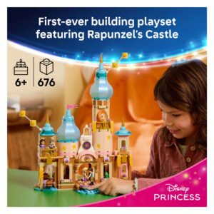 LEGO Disney Rapunzels Kasteel 43297 speelset met kind tijdens het bouwen