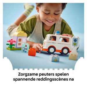 Kind speelt reddingsscènes met LEGO DUPLO ambulance en accessoires