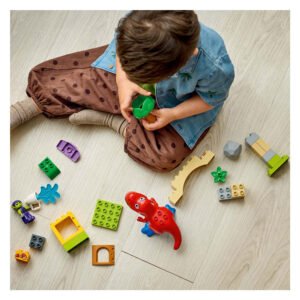 Kind bouwt LEGO DUPLO Spidey dinosaurusset met losse onderdelen