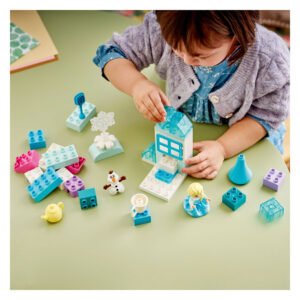Peuter bouwt LEGO DUPLO Frozen huisje met Elsa, Olaf en kleurrijke DUPLO stenen