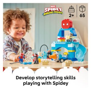 Kind speelt met LEGO DUPLO Team Spidey Hoofdkwartier speelset