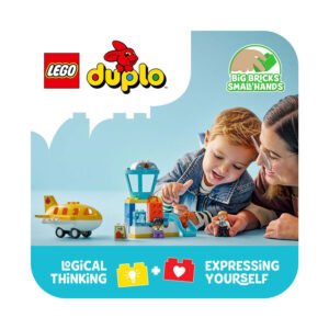 Kind speelt met LEGO DUPLO vliegveld en speelgoedvliegtuig