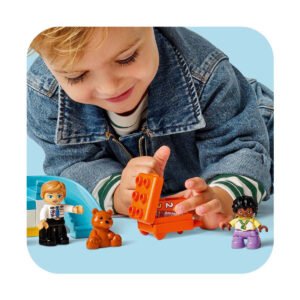 Kind speelt met LEGO DUPLO piloot, teddybeer en koffer