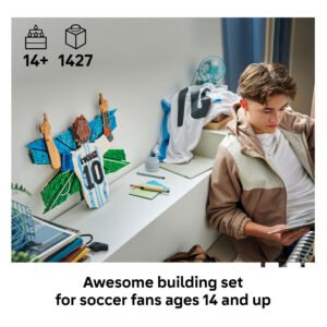 LEGO Lionel Messi viering bouwset op bureau met voetbalfan