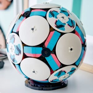 LEGO voetbal displaymodel met geometrisch zwart wit design