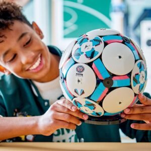 LEGO Editions voetbalmodel met kleurrijke bal en bouwer