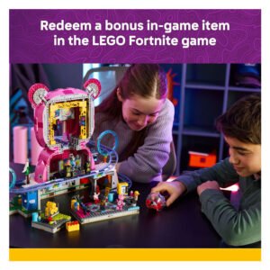 Kinderen spelen met de LEGO Fortnite Rave Cave bouwset