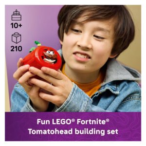 LEGO Fortnite Tomatohead bouwset 77079 in handen van een kind