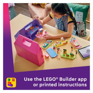 Kind bouwt met LEGO Friends Creatieve Poppenhuiskoffer en losse kamers