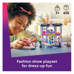 Kind speelt met LEGO Friends Heartlake City modeshow speelset