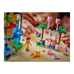 Kind speelt met LEGO Friends kattenverjaardagsfeestje en kattenfiguren