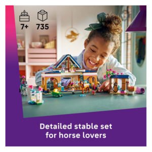 Kind speelt met LEGO Friends paardenstal en manege speelset