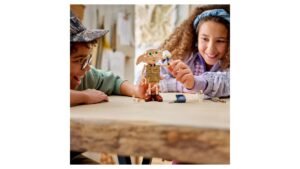 Kinderen spelen met LEGO Harry Potter Dobby de Vrije Elf bouwset