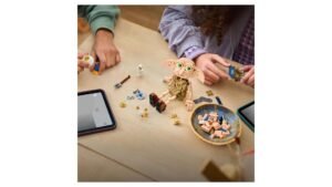 Kinderen bouwen LEGO Harry Potter Dobby de Vrije Elf 76469