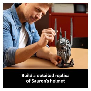 LEGO Icons Sauron helm bouwset met bouwer tijdens montage