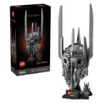 LEGO Icons 11373 The Lord of the Rings: De helm van Sauron displaymodel naast bouwdoos
