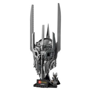 Volledig gebouwde LEGO Sauron helm met zwarte standaard