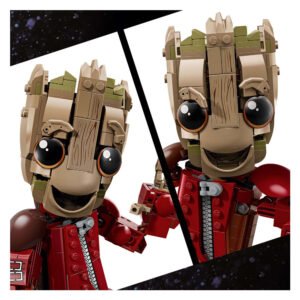 Close-up van LEGO Groot in rode Ravager-jumpsuit