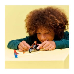 Kind speelt met LEGO Marvel Spider-Man vs Ghost Rider motorfiets 76335