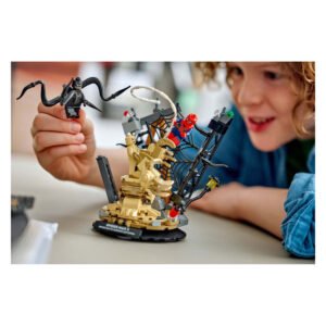 Close-up van LEGO Spider-Man, Sandman en Venom speelset 76334