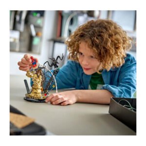 Kind speelt met LEGO Marvel Spider-Man vs Sandman & Venom 76334
