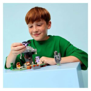 Kind speelt met Creaking en Skeleton in LEGO Minecraft De Bleke Tuin