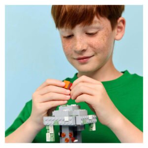Kind plaatst speelaccessoire op LEGO Minecraft De Bleke Tuin