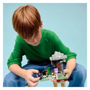 Kind speelt met LEGO Minecraft De Bleke Tuin 21586 bouwset
