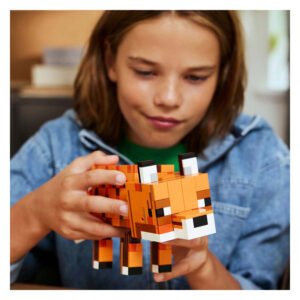 Kind bekijkt LEGO Minecraft De Vos van dichtbij