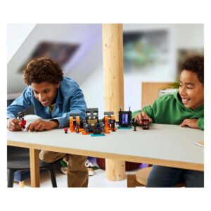 Kinderen spelen met LEGO Minecraft De Wither Strijd bouwset