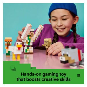 Kind speelt met LEGO Minecraft Kipberijder Woestijnaanval speelset