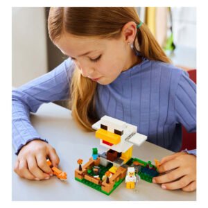 Kind speelt met LEGO Minecraft Kippenboerderij bouwset 21585
