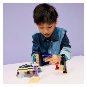 Kind speelt enthousiant met de LEGO Minecraft reis naar Nether en Eind-portaal