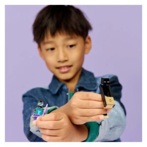 Jongen toont LEGO Minecraft set 21584 Nether Eind-portaal