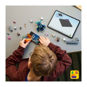 Kind bouwt LEGO Minecraft set met digitale bouwinstructies op tablet