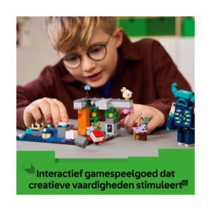 Kind beleeft een Minecraft mijnbouwavontuur met LEGO Warden speelset