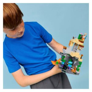 Kind bekijkt LEGO Minecraft Zombiekerker speelset