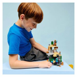 Kind speelt met LEGO Minecraft Zombiekerker en zombies