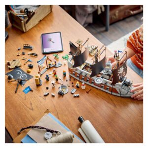 LEGO One Piece Marine slagschip bouwset op houten tafel